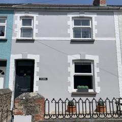 Seasalt Cottage - Modernised traditional cottage, Sleeps 5,short walk to beaches, town, amenities