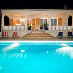 Villa & private swimming pool, 20 min from beach