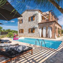 Stunning Home In Cabrunici With 4 Bedrooms, Outdoor Swimming Pool And Jacuzzi