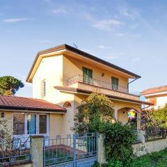 Beautiful Home In Lido Di Camaiore With 4 Bedrooms