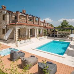 Amazing Home In Cabrunici With 4 Bedrooms, Outdoor Swimming Pool And Jacuzzi