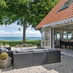 Stunning Home In Dronningmlle With Wifi And 5 Bedrooms