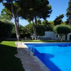 Piso muy moderno para 4 personas y una cuna a 7 min caminando a la playa, con aire, balcón con vistas y 2 piscinas