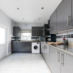 Cozy 4 bedroom home in Hackney, London