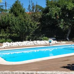 Piso completo en casa con jardín, piscina y barbacoa.