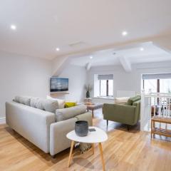 Spacious Property with Waterfall View by LetMeStay