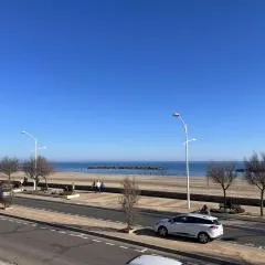 T4 1er ét. 3 ch, terrasse, 10m plage, parking - FR-1-701-59