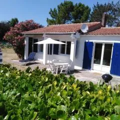 Maison oléronaise avec la plage à pied et la piste cyclable au bout du jardin