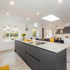 LANGLEY LODGE 7 Double Bedrooms with SMART TVs, 6 Bathrooms, Fully Equipped Kitchen, Ample PARKING, Wifi, dishwasher, Garden, GREAT CENTRAL LOCATION Ideal for BUSINESS and TRADES TEAMS For Long Stays contact Langley Cottages & Serviced Apartments