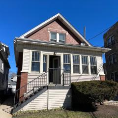 Sunny 2 BR Apartment west of Chicago in quaint Forest Park center