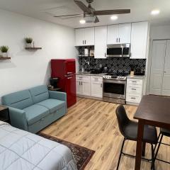 Upscale Unique Studio, Private Yard And Entrance