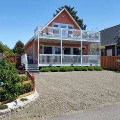 Sunkissed, Est 2015 - 90 Sec Drive to Beach, Firepit, Privacy Fenced Yard, Gardens