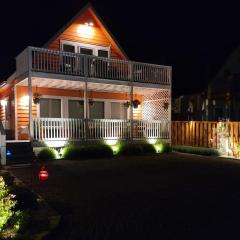 Sunkissed, Est 2015 - 90 Sec Drive to Beach, Firepit, Privacy Fenced Yard, Gardens