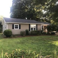 Cozy 3 Bed Home 2 Minutes from Marina Lake Norman