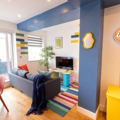 Legoland Family Fun - Upscale Two Bedroom Apt Near Tube Station with Kid-Friendly Amenities