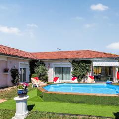 Awesome Home In Flachres With 2 Bedrooms, Wifi And Outdoor Swimming Pool