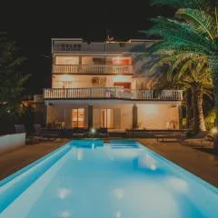 Seagull Pool Apartments & Studios