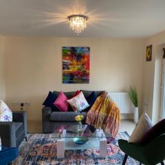 Exquisite Modern Homely 2 Bed Apartment with On-street Parking, Super Fast WIFI & 5 mins drive to Science & Business Parks
