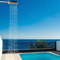 FRONTLINE VILLA 26, Modern Coastal Design with Amazing Views