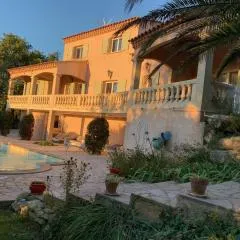 Villa avec piscine et jardin * Sommieres *