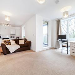 Stunning Double Bed Flat with Private Balcony & Free Parking