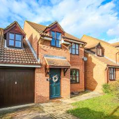 4 Bedroom Detached House - Central MK - Free Parking, Fast Wifi and Smart TVs with Sky TV and Netflix by Yoko Property