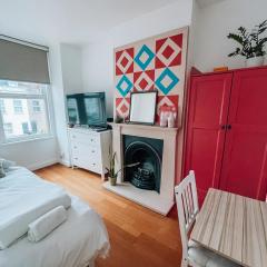Gorgeous London 3 Bed Home With Garden Office by StayByNumbers