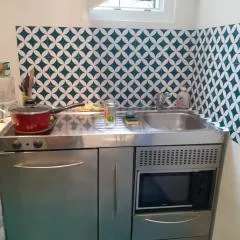 Budget studette without WIFI, 5 min from Paris