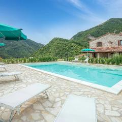 Stunning Home In Apecchio pu With 8 Bedrooms, Wifi And Private Swimming Pool
