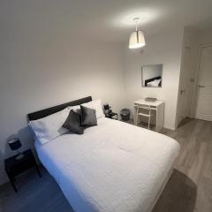 2 bedroom light, spacious aptmnt nr Heathrow