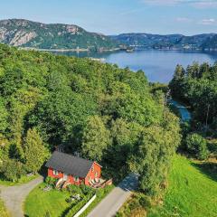 Nice Home In Farsund With 3 Bedrooms, Jacuzzi And Wifi