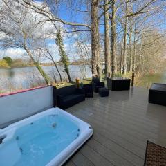 Rudd lake Luxury lakeside lodge with fishing & hot tub@Tattershall