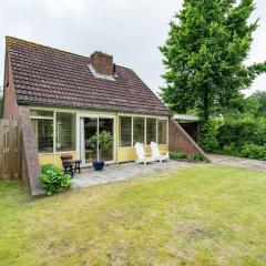 Cosy holiday home in Lauwersoog by the lake with bubble bath