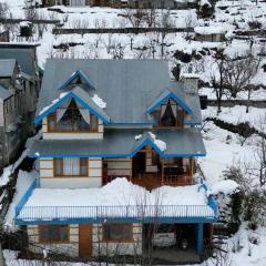 StayVista at Jodhpur House - 3 BR Pet friendly Villa amidst Apple, Pear and Cherry Orchards in Manali