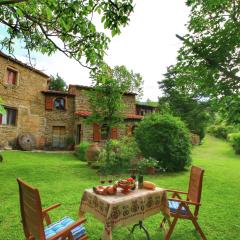 Farmhouse in Cortona with pool