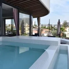 Luxury complex beachfront apartment, infinity pool, sauna, gym and large terrace