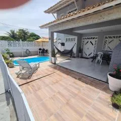 Casa cinza em frente à praia em condominio