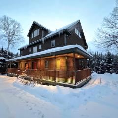 Spacious private home, ski views, pool table, ping-pong, privacy, steps to Mt Wash Hotel