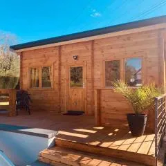 Chalet 2 personnes avec jacuzzi privatif et piscine saisonnière partagée