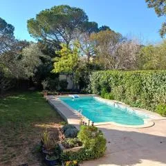 studio charmant et calme villeneuve les avignon entrée et cour indépendantes climatisation piscine parking