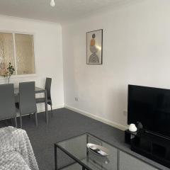 Spacious Apartment - Contractors and Family - LGW