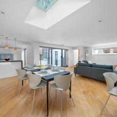 ALTIDO Stylish 3 bed, 3 bath house with private courtyard in Chelsea