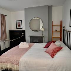 Emerson - homely 3 bedroom sleeps 6 Free Parking & WiFi