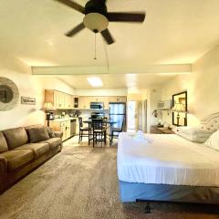 SU13, King Studio with kitchenette, lakeview and dining area Hotel Room