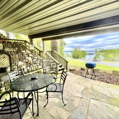 SU15, Spacious studio with full kitchen, dining table and rock patio overlooking the lake! Hotel Room