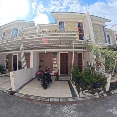 Ndalem Ngadimulyo Homestay Jogja Family Only