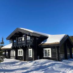 Log cabin on Natrudstilen Sjusjøentrail outside