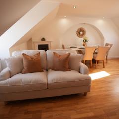 The Loft - KING BED, Central, Entire Apartment
