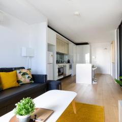 2BR CBD pad, city views, free parking, pool, gym