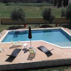 Loue Studio dans une villa avec piscine terrasse
